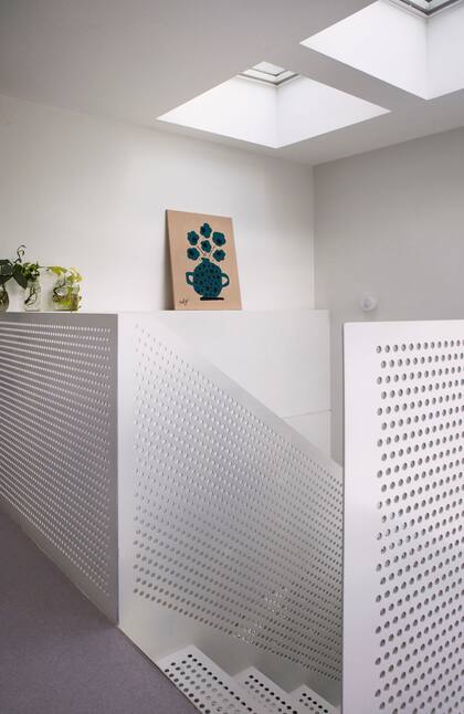 Arriba del hueco de la escalera, dos ventanas de techo Velux con panel solar se abren y cierran solas según el clima