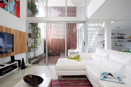 Arriba del panel de madera, un impactante tríptico hecho con un género industrial que Maxi trajo de Japón