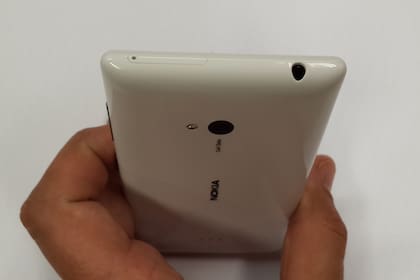 Arriba, el conector de audio y la bandeja para la microSIM; atrás la cámara y el flash