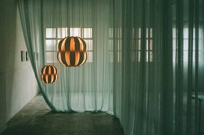 Arriba, la lámpara 'Emilia', una de las más vendidas. El nombre de mujer de cada modelo surge de amistades, colaboradores o incluso asociaciones lúdicas ('Olivia', estilizada como la novia de Popeye, es un ejemplo)