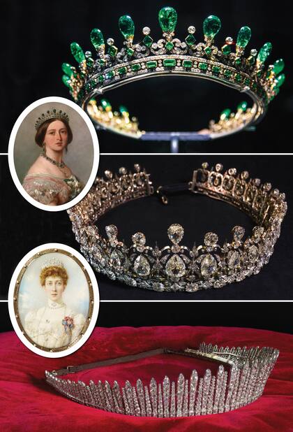 Arriba: tiara de esmeraldas y diamantes diseñada por el príncipe consorte Alberto para la reina Victoria,en 1845. La tiara Fife (centro) –con diamantes en forma de pera y otros redondos– y la tiara Fringe (abajo) pertenecieron a la nieta de la reina Victoria, la princesa Luisa de Gales (izquierda).