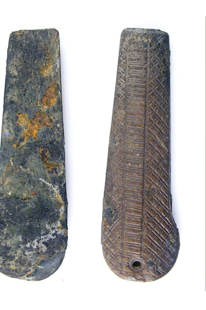 Arriba, los cabos que pertenecen al Museo Británico. Abajo, uno de los mangos que encontró Walter Puebla en Centinela del Mar y que donó al Museo de Miramar
