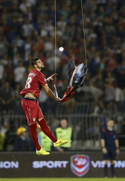 Mitrovic (Serbia), derriba un drone con la bandera de Gran Albania, en un partido por las eliminatorias para la Eurocopa de 2016; el incidente en Belgrado desató un conflicto diplomático entre ambos países