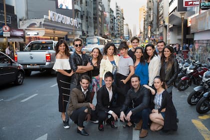 Arriba: Natalia Cociuffo, Fernando Dente, Belén Ucar, Laura Conforte, Griselda Siciliani, Déborah Turza, Matías Mayer, Alejandra Perlusky, Hernán Matorra y Meri Hernández; abajo: Nahuel Quimey, Mariano Condoluci, Mariano Chiesa y Manuela del Campo