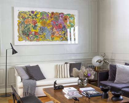 Arriba, sofá (Laura O), poltronas Eames ‘Plywood’ (Amparo Be), mesa ratona (Laquinta Muebles) y alfombra (Jt. Pfeiffer). Cuadro de Zelmira Peralta Ramos.