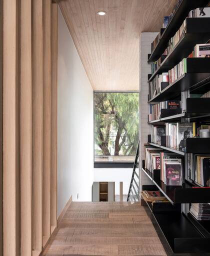 Arriba, una biblioteca más; en este caso, para guardar libros.