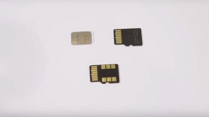 Arriba, una nano SIM, una microSD y, abajo, un chip FuZion que combina ambas funciones