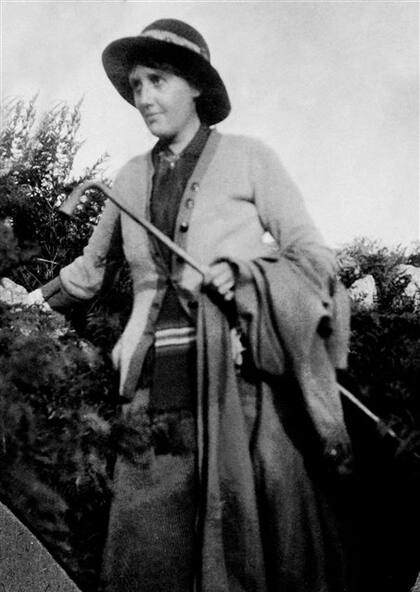 Arriba, Virginia Woolf junto a su gran amiga íntima Vita Sackville-West; a la izquierda, jugando al cricket con su hermana Vanessa; y, finalmente, con  el crítico Leonard Woolf, poco antes de casarse