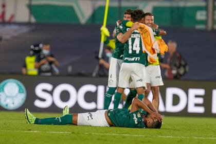 Arriba y abajo: Palmeiras le ganó a Flamengo y es campeón; una celebración repetida