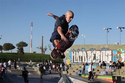 Arriesgada maniobra de skate en la megapista de Mataderos, que pronto cumplirá un año