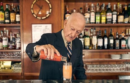 Arrigo Cipriani, heredero de Harry’s Bar, sirve un Bellini