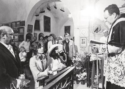 Arrodillados, los
novios escuchan con
atención las palabras del
sacerdote. Detrás, los
padrinos: el director de cine
Roger Vadim y la actriz
Nathalie Delon.
