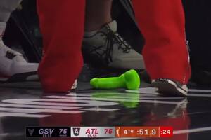 Se multiplican las quejas en el básquetbol femenino de EE. UU. porque arrojan juguetes sexuales durante los partidos