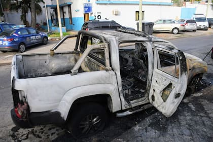 Arrojaron molotov a una camioneta de la policía frente a una comisaría en zona sur de Rosario