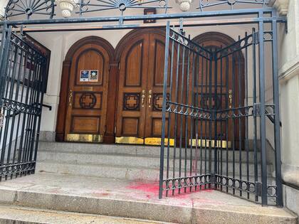 Arrojaron pintura roja a una catedral ortodoxa rusa en Nueva York.