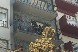 Arrojó una colilla de cigarrillo encendida y provocó un incendio en el balcón de un vecino