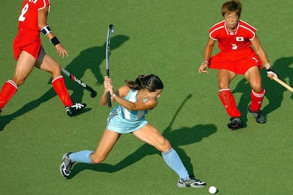 Arrondo, con la camiseta de las Leonas, en los Juegos de Atenas 2004, frente a Japón