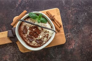 Arroz con leche con salsa de chocolate