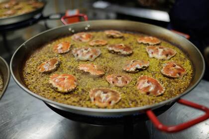 Arroz en paella de cangrejo y calamar por Juani Kittlein.