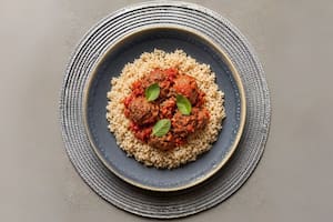 Arroz integral con albóndigas en salsa