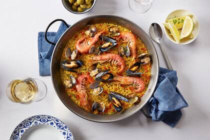 Arroz, mariscos y verduras componen la fórmula mágica del plato más español