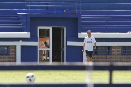 Arruabarrena, ayer por la mañana, saliendo al campo de juego del complejo Pedro Pompilio