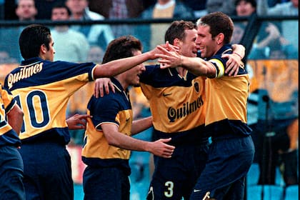 Arruabarrena festejando junto a Gustavo Barros Schelotto y los dos pilares del Boca campeón del Apertura 1999 y Copa Libertadores 2000, Martín Palermo y Juan Román Riquelme