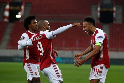 Alexandre Lacazette, Willian y Pierre-Emerick Aubameyang festejan uno de los goles del Arsenal, que también sigue con vida en la Europa League y ahora se medirá con Slavia Praga.