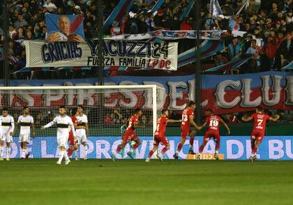 Arsenal festeja el gol de taco de Pombo, tras un tiro de esquina de Toloza