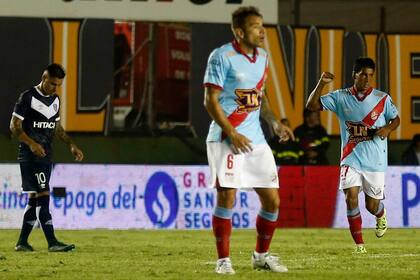 Arsenal golpea a Vélez y le gana en Sarandí