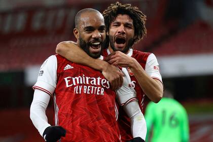 Lacazette-Elneny: el delantero acaba de hacer el primer gol, de penal, y el egipcio se le suma al festejo. Arsenal goleó 3-1 a Chelsea por la Premier League.