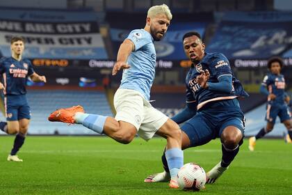 El Kun Agüero, en acción durante el partido entre Arsenal y Manchester City; fueron sus primeros minutos luego de la operación por la rotura de menisco, sufrida en junio.