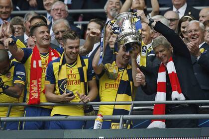 Arsene Wenger, con el nuevo título de Arsenal