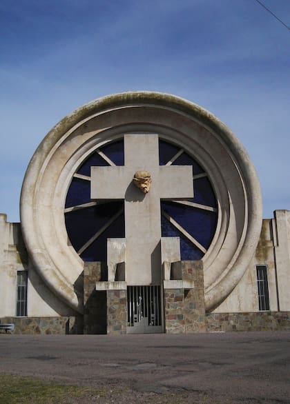 Entrada al cementerio de Saldungaray, diseñada por el italoargentino Francisco Salamone