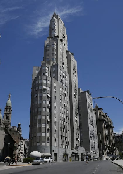 El edificio Kavanagh, con sus formas escalonadas, recordando a los grandes rascacielos de otras metrópolis