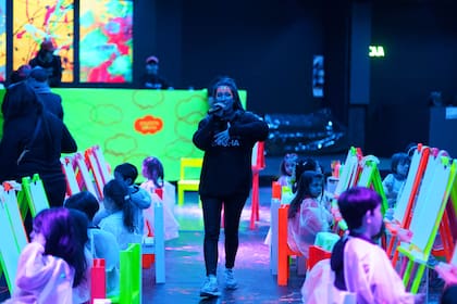 "Art in the dark" es una de las opciones: invita a los chicos a pintar en la oscuridad entre colores fosforescentes.