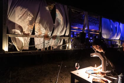 Arte a la luz de la luna en Amarras.