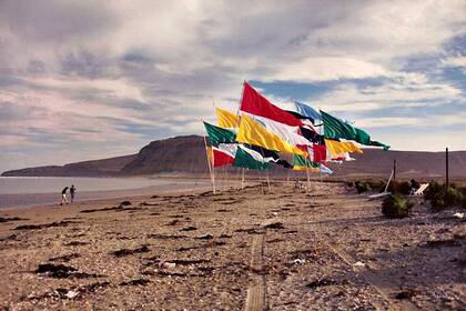 Arte de las playas: banderas en la Costa Atlántica, en una intervención anterior