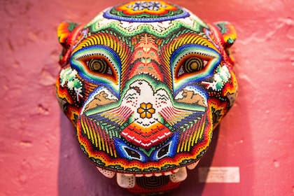 Arte huichol, una huella de los nativos de esta costa que los turistas se llevan de souvenir.
