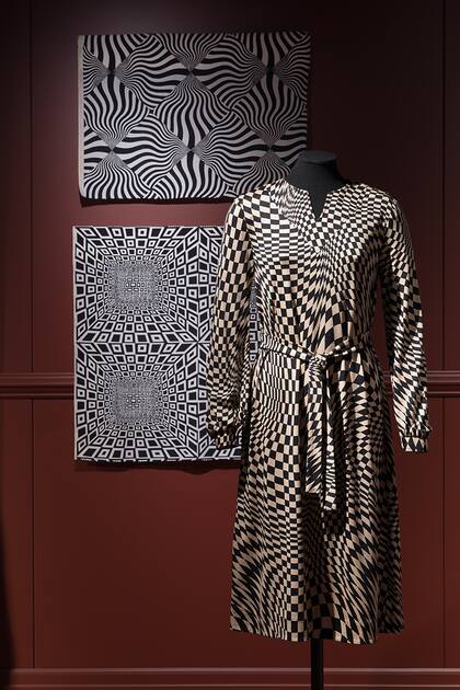 Arte óptico para vestir, en un vestido diseñado por Hanae Mori en 1966