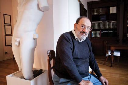 Arte por todas partes. En el otro sector de su apartamento, un amplio living donde hay esculturas, cuadros, un piano y, por supuesto, libros