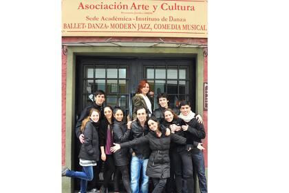 El elenco del Ballet Metropolitano, en la puerta de Arte y Cultura, antes de emprender la inolvidable gira por Rusia de 2012