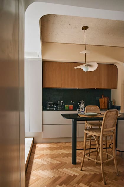 Artefacto sobre isla (Vint Market) y banquetas (Landmark).