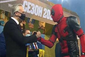 Rusia: se consagró campeón y recibió la medalla disfrazado de Deadpool