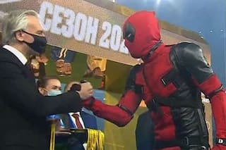 Rusia: se consagró campeón y recibió la medalla disfrazado de Deadpool