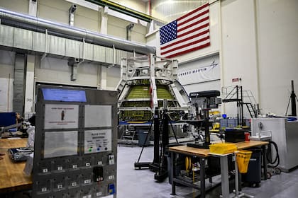 La cápsula Orión para la misión Artemis III en el interior del Edificio de Operaciones y Control (O&C) del Centro Espacial Kennedy en Cabo Cañaveral, Florida, el 28 de agosto de 2022
 (Photo by CHANDAN KHANNA / AFP)