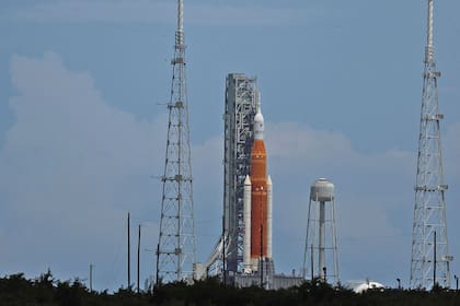 El cohete Artemis I se encuentra en la plataforma de lanzamiento 39-B del Centro Espacial Kennedy mientras se prepara para el lanzamiento de un vuelo no tripulado alrededor de la Luna el 28 de agosto de 2022 en Cabo Cañaveral, Florida.