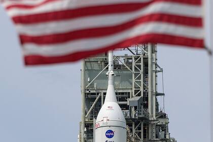 In this handout image released by NASA on August 28, 2022, the Artemis rocket with the Orion spacecraft aboard is seen atop a mobile launcher at Launch Pad 39B, as preparations for launch continue at the Kennedy Space Center in Cape Canaveral, Florida. - Fifty years after the last Apollo mission, the Artemis program is poised to take up the baton of lunar exploration with a test launch on August 29 of NASA's most powerful rocket ever. It will propel the Orion crew capsule into orbit around the Moon. The spacecraft will remain in space for 42 days before returning to Earth. (Photo by Bill INGALLS / NASA / AFP) / RESTRICTED TO EDITORIAL USE - MANDATORY CREDIT "AFP PHOTO /  Bill Ingalls / NASA " - NO MARKETING - NO ADVERTISING CAMPAIGNS - DISTRIBUTED AS A SERVICE TO CLIENTS