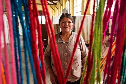 Artesana en la feria campesina de Volcán, que funciona en el antiguo galpón ferroviario.