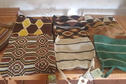 Bolsos y tapices hechos por artesanas wichi con fibras natural del monte chaqueño